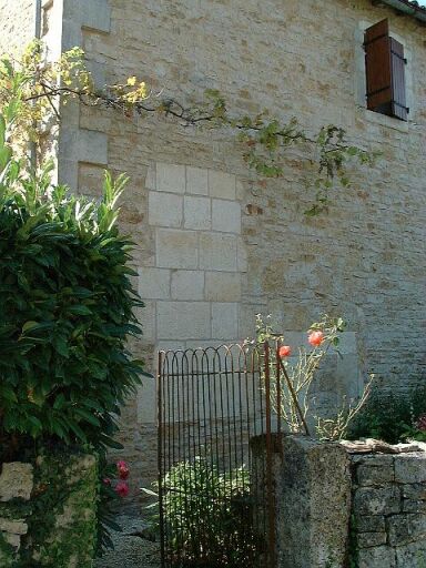 Logis, élévation latérale droite, détail de la mise en oeuvre des pierres du fond du potager et de la cheminée.