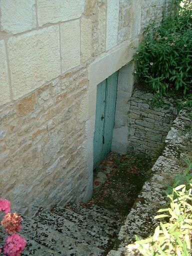 Logis, élévation latérale droite, détail de l'escalier accolé permettant d'accéder à la cave.