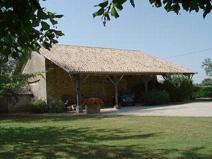 Dépendances, hangar adossé à la grange voisine, vue prise du sud-est.
