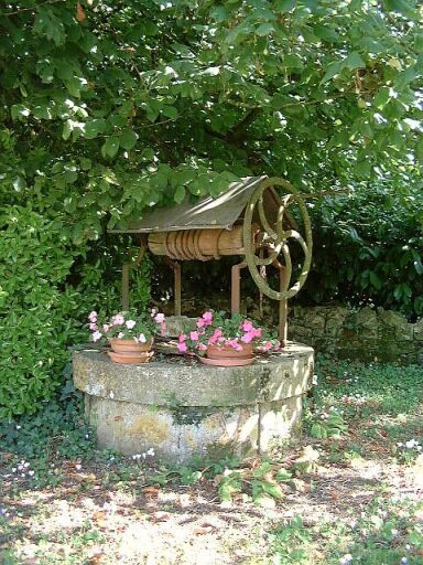 Dépendances, puits équipé d'un mécanisme à roue.