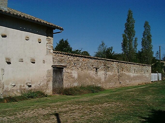 Logis et dépendance partiellement détruite, élévation latérale est, vue prise du sud-est.