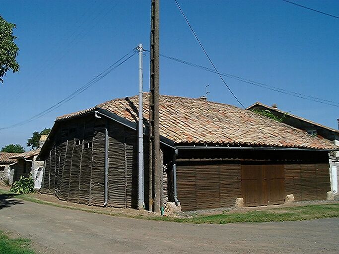 Dépendances, hangar en lattis de châtaigner, vue prise du sud.
