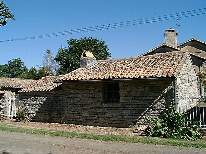 Dépendances, four au sud, en bordure du chemin, vue prise du sud.