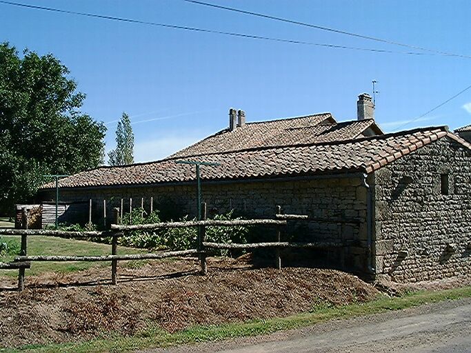Dépendances au sud-ouest, vue prise de l'ouest.