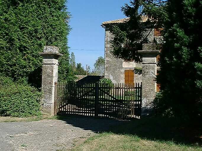 Portail à piles maçonnées, vue prise du sud-est.