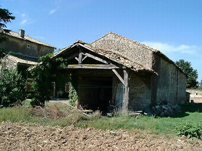 Dépendances, hangar accolé à l'est à la grange-étable, vue prise de l'est.