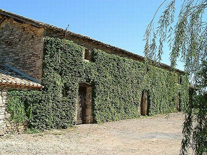Dépendances, grange, étable, écurie, élévation antérieure sud sur cour, vue prise de l'ouest.