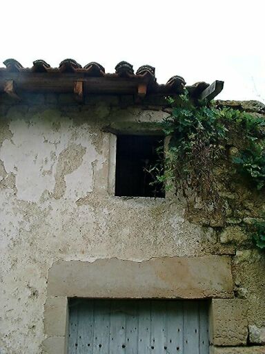 Ancien logis dans le bâtiment est-ouest, élévation antérieure, détail de la baie du comble chanfreinée.