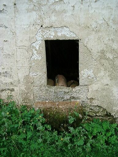 Ancien logis dans le bâtiment est-ouest, élévation antérieure, détail de la baie éclairant la pierre d'évier.