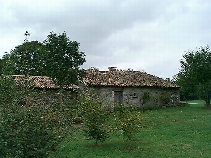 Ancien logis et dépendances dans le bâtiment est-ouest, élévations postérieures, vue prise du sud-ouest.