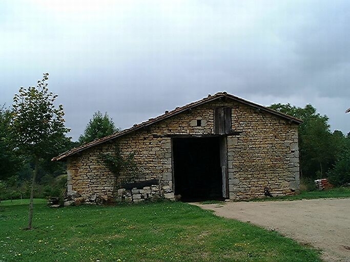 Ancien logis et dépendances dans le bâtiment est-ouest, élévation antérieure est sur la cour.