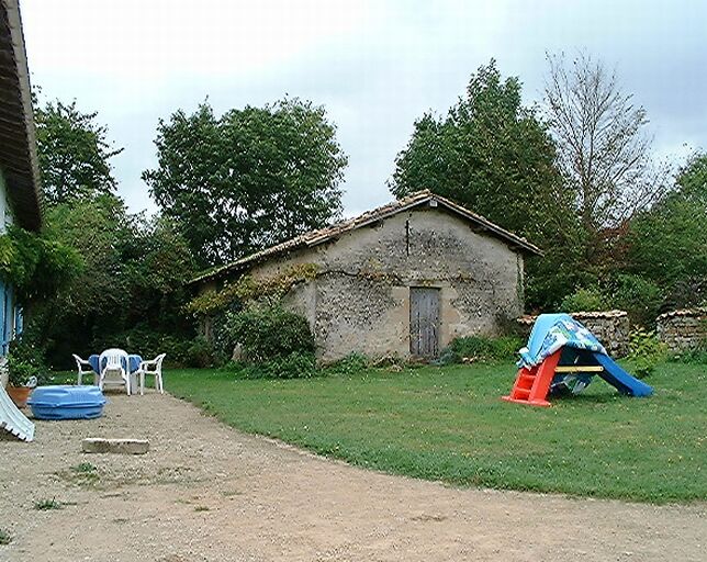 Dépendance bâtie au 19e siècle au nord-est du logis, élévation sud sur cour.