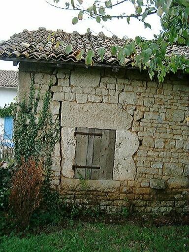 Dépendance, élévation est, détail de la baie avec un grand linteau et le jambage droit de réemploi.