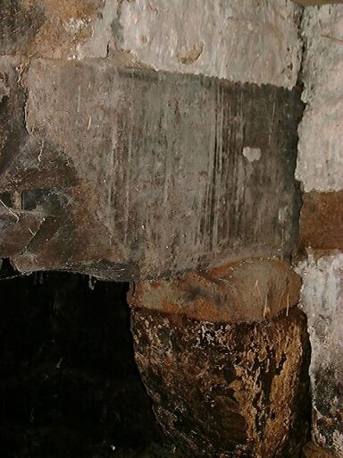 Ancien logis, intérieur, détail du corbeau de la hotte de la cheminée.