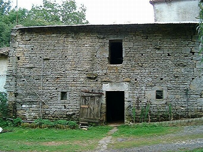 Grange et écurie datée 1788, élévation antérieure, vue prise de l'ouest.