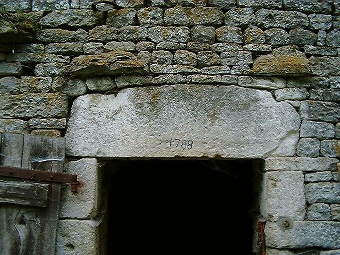 Grange et écurie, élévation antérieure, porte, détail du linteau datée.