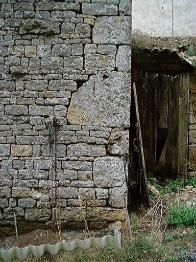 Grange et écurie, élévation antérieure, chaînage à grosses pierres inrrégulières, détail.