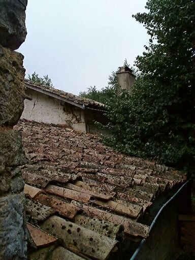 Ancien logis, et logis construit en 1870, couvertures postérieures, vue prise du sud (la souche de la cheminée du nouveau logis est sur l'élévation postérieure).