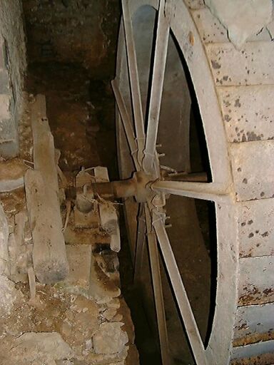 Moulin, roue à coussotte verticale, métallique, d'un diamètre d'environ 1,50 m, logée dans la partie gauche du bâtiment comprenant le moulin et le logement construit en 1870, vue vers l'ouest.