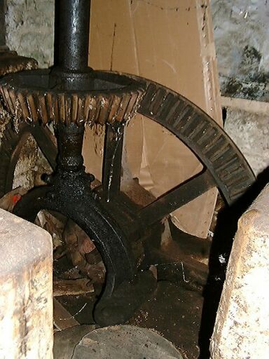 Moulin, intérieur, rez-de-chaussée, détail du mécanisme de la rotonde.