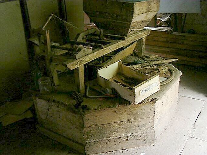 Moulin, intérieur, étage, élément de la bluterie, éclairé à droite par la porte donnant sur l'élévation extérieure est.