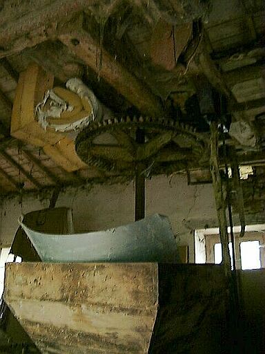 Moulin, intérieur, étage, rouages du mécanisme servant à la bluterie.