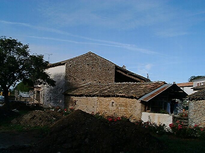 Logis et dépendance, vue prise de l'est.