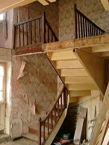 Logis, intérieur, vue de l'escalier tournant en bois, situé dans l'angle nord-ouest du logis, et du palier.
