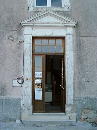 Elévation antérieure, porte d'entrée.