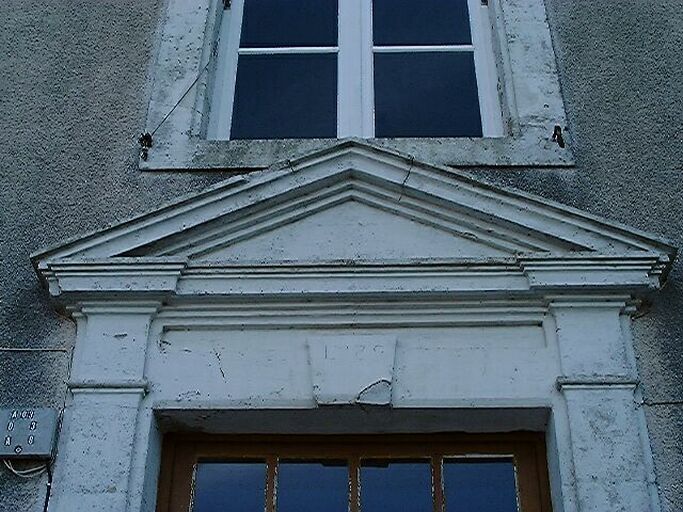 Elévation antérieure, porte d'entrée, détail du fronton.