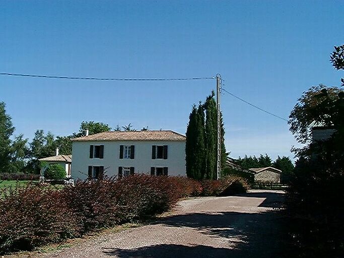 Logis de 1906, vue d'ensemble depuis le sud-ouest et allée d'accès.