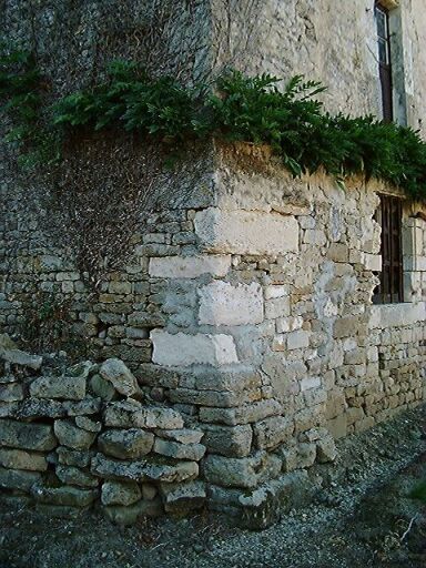 Ancien logis, élévations antérieure et latérale gauche, mise en oeuvre de l'angle avec glacis.