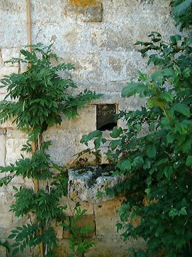 Ancien logis, élévation antérieure, détail de la pierre d'évier et du jour éclairant l'évier.