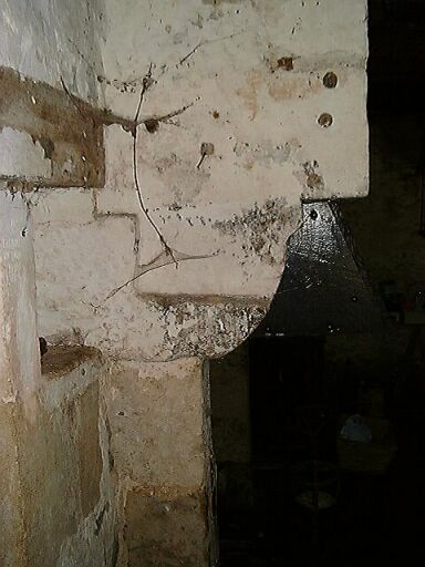 Ancien logis, intérieur, pièce principale, profil de la hotte de la cheminée.