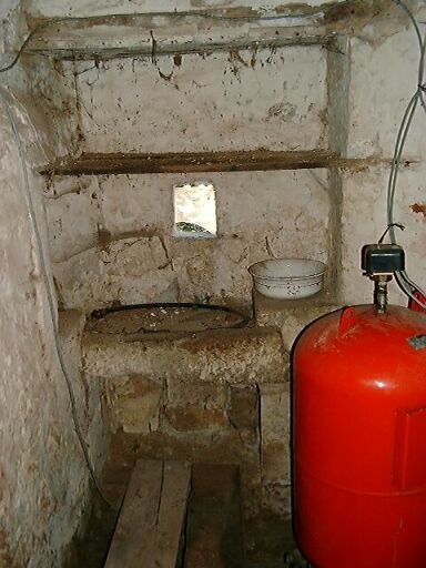 Ancien logis, intérieur, pièce principale, vue de l'évier installé dans l'angle à droite en entrant.