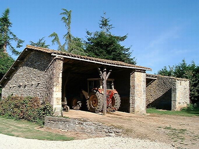 Hangar au nord, attenant à des vestiges d'un ancien logis d'après le propriétaire, vue prise du sud-est.