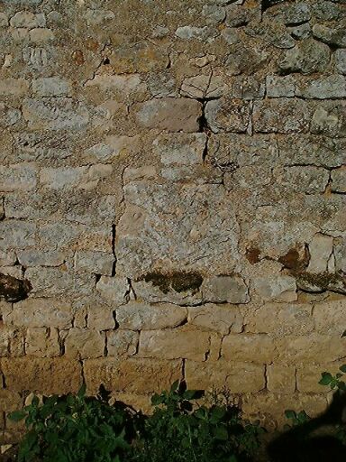 Hangar au nord, attenant à des vestiges d'un ancien logis d'après le propriétaire, élévation antérieure, vue d'une pierre formant le fond d'une niche ou petite armoire murale.