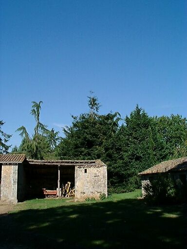 Hangar au nord, attenant à des vestiges d'un ancien logis d'après le propriétaire, élévation antérieure de ces vestiges, vue prise de l'est.