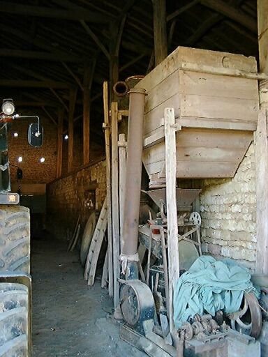 Dépendances, grange, étable, écurie et hangar au sud, intérieur, vue vers le fond avec les étables à droite.