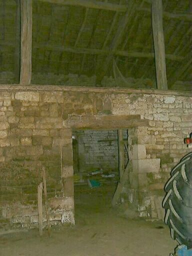 Dépendances, grange, étable, écurie et hangar au sud, intérieur, détail d'un passage vers les étables.