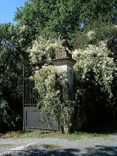 Portail d'entrée, pilier maçonné sommé d'une boule, vue prise du nord-est.