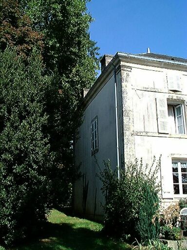 Logis, élévations postérieure sud et latérale droite ouest, vue du chainage d'angle en forme de pilastre, prise du sud-ouest.