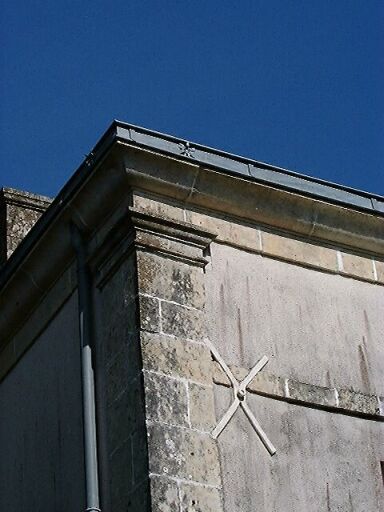 Logis, élévations postérieure sud et latérale droite ouest, détail du haut du pilastre d'angle mouluré.