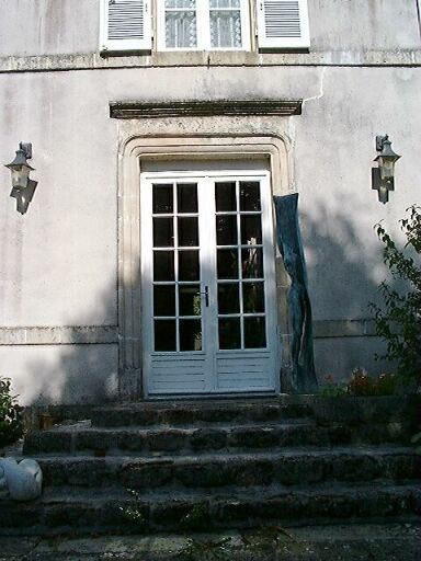Logis, élévation postérieur sud, travée centrale, porte donnant sur le perron.