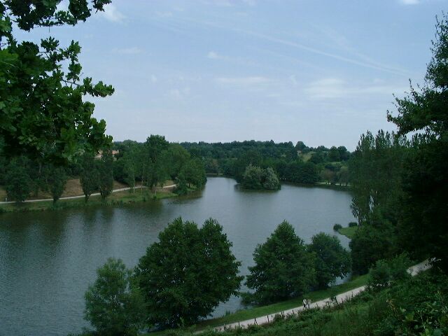 Vue du plan d'eau du Lambon prise de l'ouest.