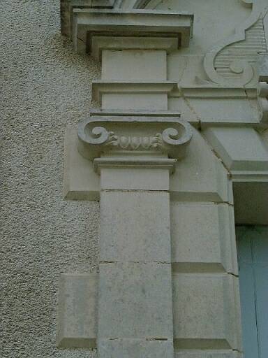 Logis, élévation antérieure, travée centrale, détail de l'encadrement de la porte d'entrée.