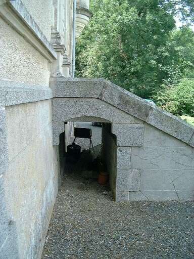 Logis, élévation antérieure, escalier d'accès, vue prise du sud-est.