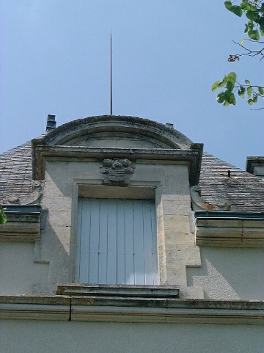 Logis, élévation latérale gauche, étage de comble, détail de la baie armoriée.