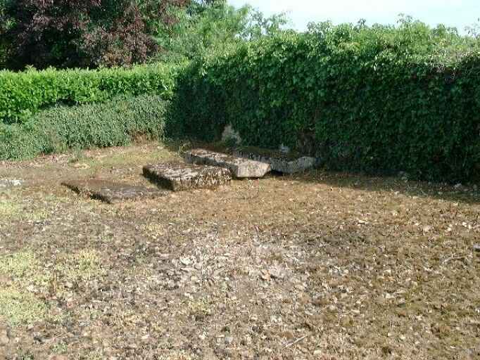 Cimetière privé de la famille de Clervault, vue des pierres tombales.
