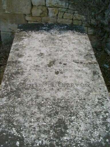 Cimetière privé de la famille de Clervault, dalle du Comte Louis-Auguste / de Clervaux / né le 10 juillet 1857 / décédé le 7 mars 1930 / Comtesse de Clervaux / née d'Adhémar / le 22 avril 1858 / décédée le 8 juillet 1947.